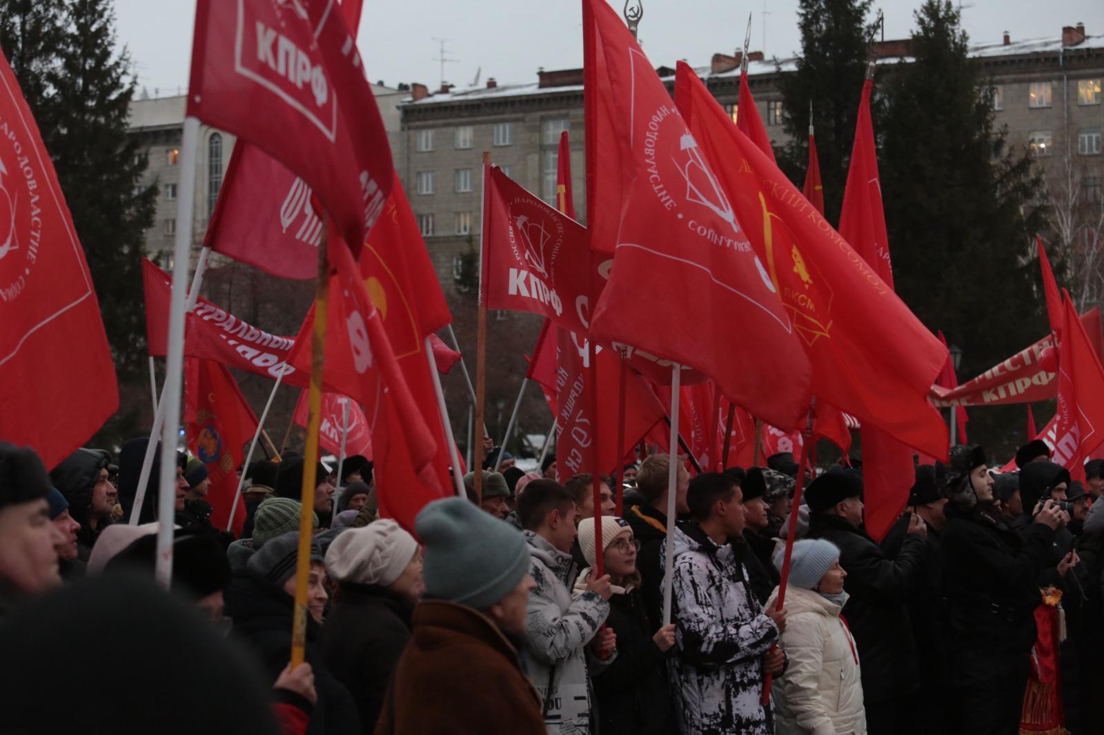 Фото Мэр Новосибирска принял участие в митинге, посвященном 106-й годовщине Великой Октябрьской социалистической революции 2